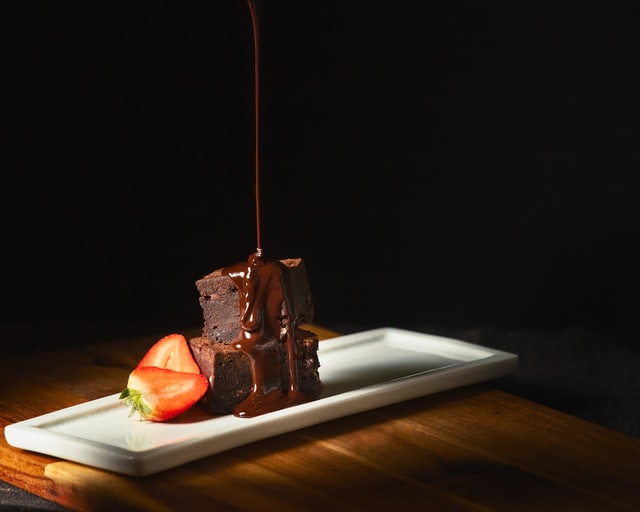 Brownie with chocolate syrup and strawberries | Giancarlo