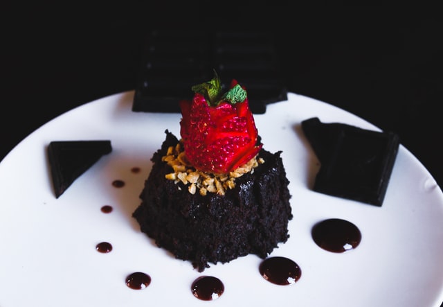 Brownie with chocolate syrup and strawberries | Giancarlo